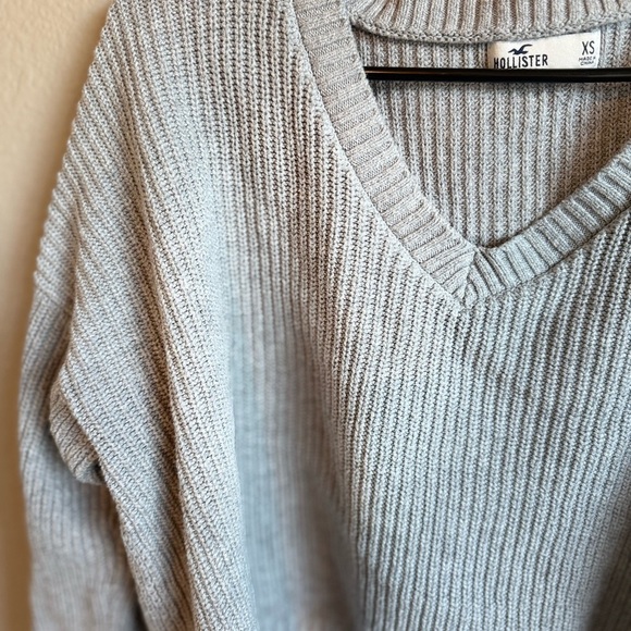 Hollister Women’s Gray V-Neck Ribbed Sweater - Picture 3 of 5